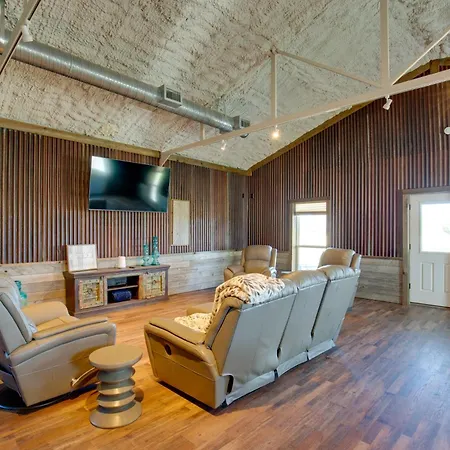 Quiet Kaufman Studio Cabin On Spacious Ranch!